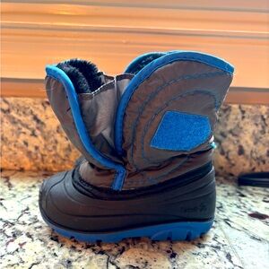 Kamik boys snow boots size 6